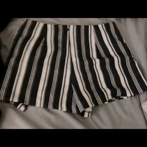 Charlotte Russe zipper skirt/shorts black and white